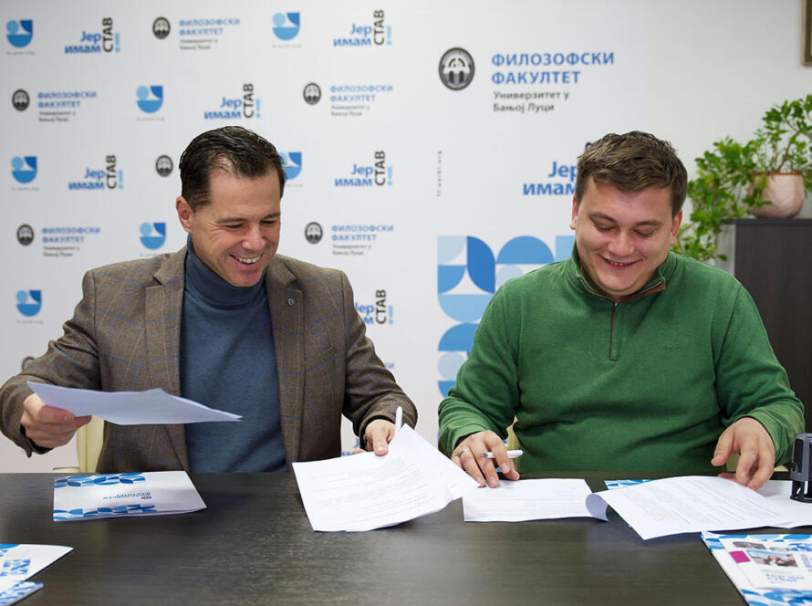Srđšan Dušanić, dekan i Nemanja Trivić, direktor Fondacije potpisuju sporazum